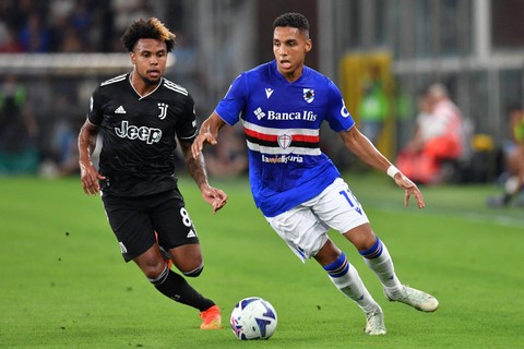 Pemain Juventus Weston McKennie berusaha merebut bola dari pemain Sampdoria pada pertandingan lanjutan Liga Italia di Stadio Comunale Luigi Ferraris, Genoa, Italia. Foto: Jennifer Lorenzini/REUTERS