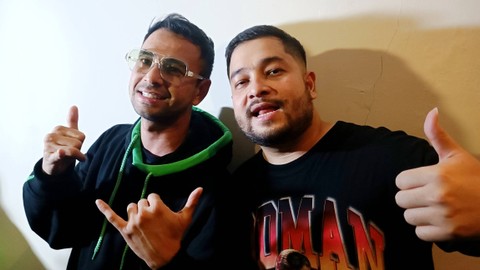 Raffi Ahmad dan CEO Erigo Muhammad Sadad Dalam Konferensi Pers Erigo X Tokopedia Road To New York Fashion Week Spring/Summer 2023, Bengkel Space SCBD, Selasa (23/8/2022). Foto: Giovanni/kumparan