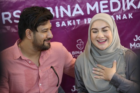 Pasangan artis Amar Zoni dan Irish Bella saat memberikan keterangan usai melahirkan anak ke empat mereka di rumah sakit kawasan Bintaro, Tangerang Selatan, Kamis (25/8/2022). Foto: Agus Apriyanto