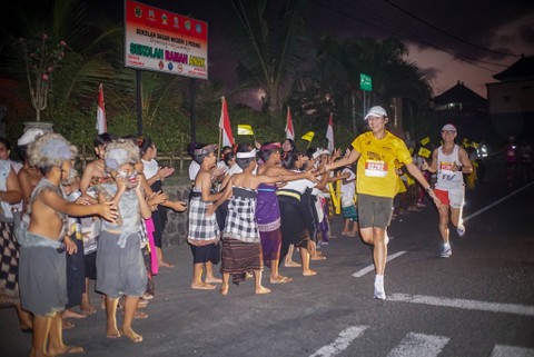 Peserta berlari di acara Maybank Marathon 2022 yang digelar di Bali pada Minggu (28/8). Foto: Iqbal Firdaus/kumparan