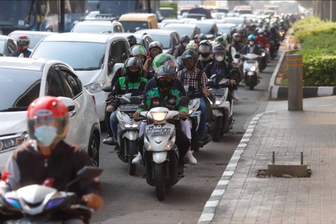 Pengemudi ojek online membawa penumpang di Jalan Gatot Subroto, Jakarta Selatan, Senin (29/8/2022). Foto: Iqbal Firdaus/kumparan