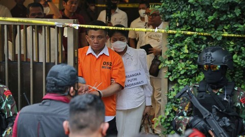 Irjen Ferdy Sambo dan Putri Candrawathi saat rekonstruksi di rumah dinasnya, di Kompleks Polri Duren Tiga, Jakarta Selatan, Selasa (30/8/2022). Foto: Aditia Noviansyah/kumparan