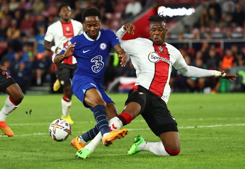 Pemain Chelsea Raheem Sterling berduel dengan Armel Bella-Kotchap dari Southampton saat pertandingan Liga Inggris di Stadion St Mary, Southampton, Inggris.  Foto: David Klein/Reuters