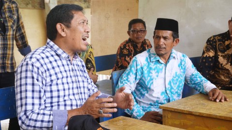 Kepala Disdik Aceh, Alhudri, saat berdiskusi dengan Muhammad, Kepala Sekolah SMA Kelas Jauh. Foto: Zuhri Noviandi/kumparan