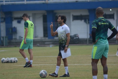 Luis Milla Keluhkan Jadwal Padat Liga 1: Kami Tak Punya Banyak Waktu (2)