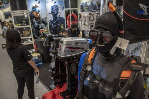 Pengunjung melihat perlengkapan selam dan kegiatan bawah air pada Pameran Deep and Extreme Indonesia 2022 di JCC Senayan, Jakarta, Kamis (1/9/2022). Foto: Muhammad Adimaja/Antara Foto