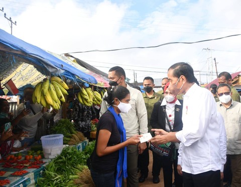 Presiden Joko Widodo mengunjungi Pasar Olilit, Kepulauan Tanimbar sekaligus menyerahkan bantuan sosial kepada para pedagang dan masyarakat penerima manfaat saat kunjungan kerja di Provinsi Maluku, Jumat (2/9/2022). Foto: Dok. Laily Rachev - Biro Pers Sekretariat Presiden