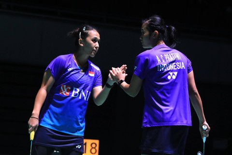 Ganda putri Indonesia, Febriana Kusuma/Amalia Pratiwi, melawan Maiken Fruergaard/Sara Thygesen di babak 16 besar Japan Open 2022 di Maruzen Intec Arena, Osaka, Jepang, Kamis (1/9). Foto: Dok. PBSI