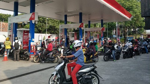 Antrean sepeda motor di SPBU Semarang mengular panjang usai kenaikan harga BBM, Sabtu (3/9/2022). Foto: Intan Alliva Khansa/kumparan