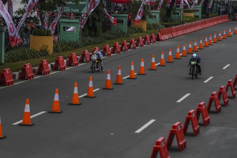 Peserta memacu sepeda motornya dalam Street Race Polda Metro Jaya di Jalan Benyamin Sueb, Kemayoran, Jakarta Pusat, Sabtu (3/9/2022). Foto: Galih Pradipta/Antara Foto