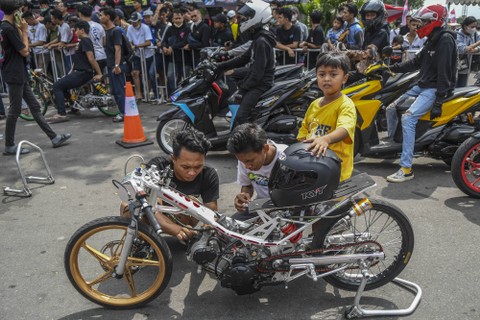 Peserta menyetel sepeda motornya dalam Street Race Polda Metro Jaya di Jalan Benyamin Sueb, Kemayoran, Jakarta Pusat, Sabtu (3/9/2022).  Foto: Galih Pradipta/Antara Foto