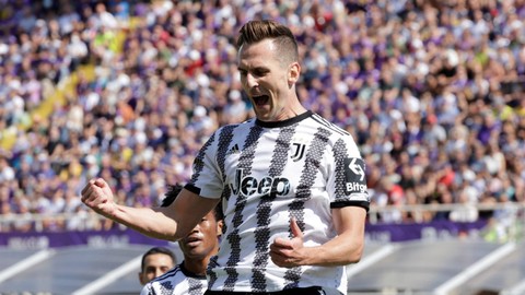 Pemain Juventus Arkadiusz Milik merayakan gol pertamanya saat hadapi Fiorentina di Stadion Artemio Franchi, Florence, Italia, Sabtu (3/9/2022). Foto: Ciro De Luca/REUTERS
