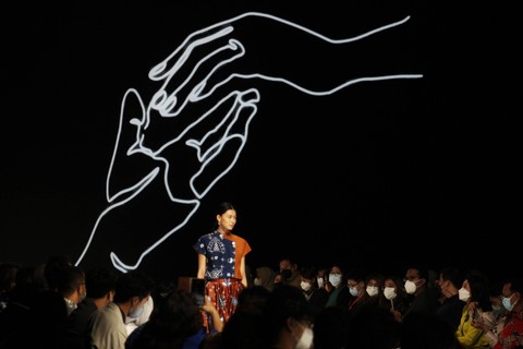 Seorang model memperagakan busana karya dari Maria Adiputri dalam program PINTU Incubator saat acara Jakarta Fashion & Food Festival (JF3) Fashion Festival ke-18 di Jakarta, Sabtu (3/9/2022). Foto: Henry Purba/ANTARA FOTO