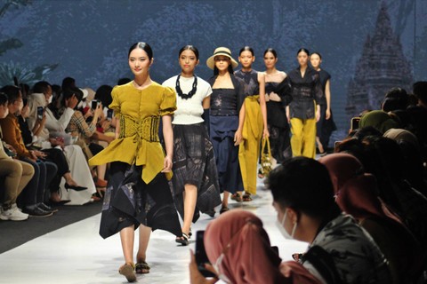 Sejumlah model memperagakan busana karya dari Oemah Etnik pada saat Jakarta Fashion & Food Festival (JF3) Fashion Festival ke-18 di Jakarta, Sabtu (3/9/2022). Foto: Henry Purba/ANTARA FOTO