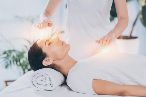 Ilustrasi terapi reiki dari Jepang. Foto: Shutterstock
