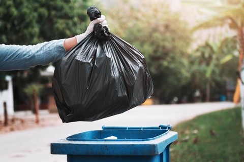 Ilustrasi Membersihkan Tong Sampah di Rumah.   Foto: Shutterstock