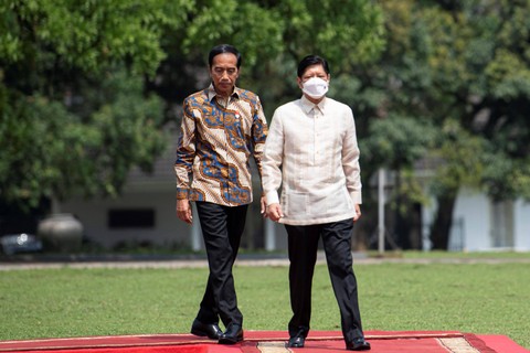 Presiden Joko Widodo dan Presiden Filipina Ferdinand Romualdez Marcos Jr berjalan untuk memeriksa pasukan kehormatan saat kunjungan kenegaraan di Istana Kepresidenan Bogor, Jawa Barat, Senin (5/9/2022).  Foto: Sigid Kurniawan/ANTARA FOTO