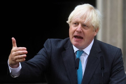Perdana Menteri Inggris Boris Johnson menyampaikan pidato pada hari terakhirnya menjabat, di luar Downing Street, di London Inggris, Selasa (6/9/2022). Foto: Hannah McKay/REUTERS