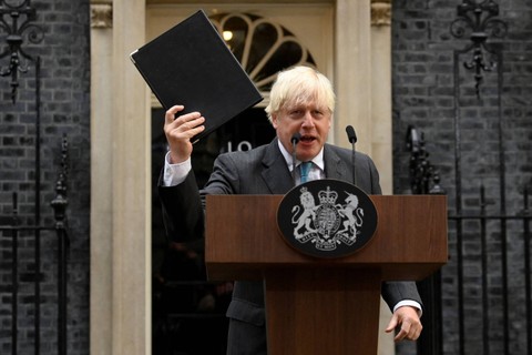 Perdana Menteri Inggris Boris Johnson menyampaikan pidato pada hari terakhirnya menjabat, di Downing Street, di London Inggris, Selasa (6/9/2022). Foto: Toby Melville/REUTERS