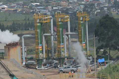 Pekerja menyelesaikan pekerjaan pada proyek sumur produksi Pembangkit Listrik Tenaga Panas Bumi (PLTP) PT Geo Dipa Energi di kawasan dataran tinggi Dieng Desa Kepakisan, Batur, Banjarnegara, Jawa Tengah, Selasa (6/9/2022). Foto: Anis Efizudin/Antara Foto
