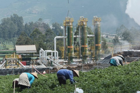 Petani beraktivitas di sekitar sumur produksi Pembangkit Listrik Tenaga Panas Bumi (PLTP) PT Geo Dipa Energi di kawasan dataran tinggi Dieng Desa Kepakisan, Batur, Banjarnegara, Jawa Tengah, Selasa (6/9/2022). Foto: Anis Efizudin/Antara Foto