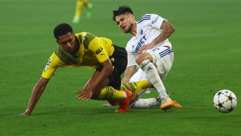 Jude Bellingham dari Borussia Dortmund duel dengan Kevin Diks dari FC Copenhagen di Signal Iduna Park, Dortmund, Jerman, Selsa (6/9/2022). Foto: Kai Pfaffenbach/Reuters