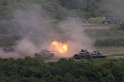 CM-11 Brave Tiger menembak saat latihan militer live-fire di Pingtung, Taiwan. Foto: Ann Wang/REUTERS