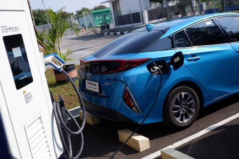 Pengisian daya baterai mobil listrik Toyota Prius PHEV. Foto: Aditya Pratama Niagara/kumparan