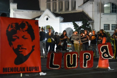 Aktivis yang tergabung dalam Komisi Untuk Orang Hilang dan Korban Tindak Kekerasan (KontraS) Sumatera Utara melakukan aksi refleksi malam memperingati kematian aktivis Hak Asasi Manusia (HAM) Munir di Kota Medan, Sumatera Utara, Rabu (7/9/2022). Foto: Fransisco Carolio/Antara Foto