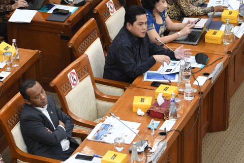 Menteri BUMN Erick Thohir (kanan) bersama Menteri Investasi atau Kepala Badan Koordinasi Penanaman Modal (BKPM) Bahlil Lahadalia (kiri) mengikuti rapat kerja bersama di kompleks Parlemen, Senayan, Jakarta, Kamis (8/9/2022). Foto: Aditya Pradana Putra/ANTARA FOTO