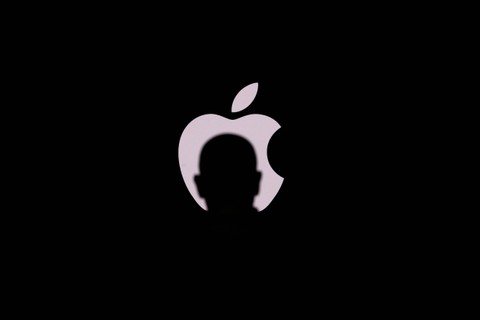 Seorang jurnalis menghadiri presentasi iPhone 14 baru pada Apple Event "Far Out" di kantor pusat Apple, Cupertino, California, Amerika Serikat, Rabu (7/9/2022). Foto: Carlos Barria/Reuters