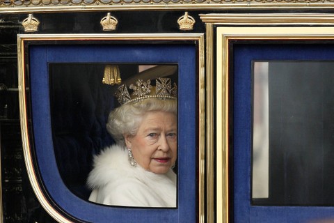 Ratu Inggris Elizabeth II meninggalkan Istana Buckingham dalam perjalanan ke Istana Westminster untuk Pembukaan Parlemen Negara, di London, pada 3 Desember 2008. Foto: Adrian Dennis/AFP