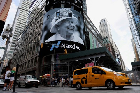 Penghormatan kepada Ratu Elizabeth muncul di layar papan iklan Nasdaq MarketSite di layar papan iklan Nasdaq MarketSite di Times Square, di New York, AS, Kamis (8/9/2022). Foto: Andrew Kelly/Reuters
