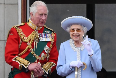 Pangeran Charles dan Ratu Elizabeth II menonton flypast khusus dari balkon Istana Buckingham setelah Parade Ulang Tahun Ratu "Trooping the Colour" di London, Kamis (2/6/2022). Foto: Daniel Leal/AFP