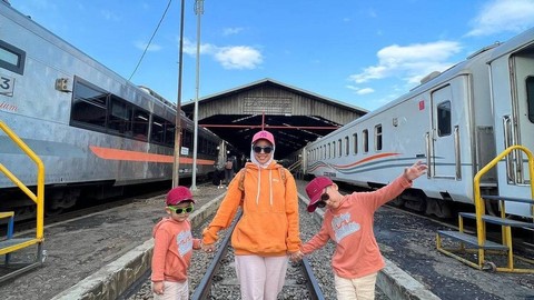 Tya Ariestya bersama kedua anaknya. Foto: Instagram/@tya_ariestya