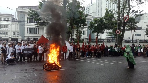 Demo Mahasiswa Tolak KUHP di Bandung Sempat Ricuh, Akhirnya Bubar