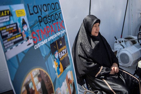 WNI yang tinggal di Sydney, Australia mengurus pembuatan paspor di atas Geladak KRI Bima Suci-945 di Dermaga Royal Australian Naval Base HMAS Kuttabul Potts Point Sydney, New South Wales, Australia, Minggu (11/9/2022). Foto: Nova Wahyudi/ANTARA FOTO