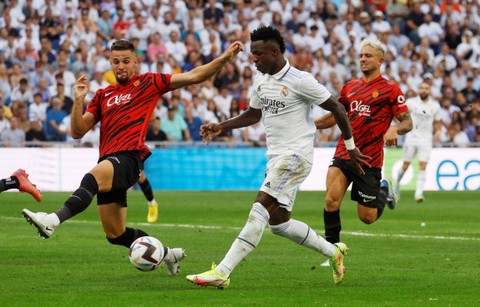 Pemain Real Madrid Vinicius Junior mencetak gol keduanya saat hadapi RCD Mallorca di Stadion Santiago Bernabeu, Madrid, Spanyol, Minggu (11/9/2022). Foto: Susana Vera/REUTERS