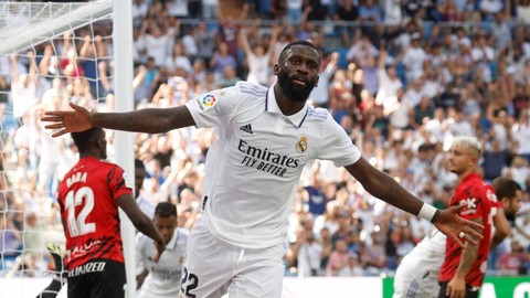 Pemain Real Madrid Antonio Rudiger merayakan gol keempat mereka saat hadapi RCD Mallorca di Stadion Santiago Bernabeu, Madrid, Spanyol, Minggu (11/9/2022). Foto: Susana Vera/REUTERS