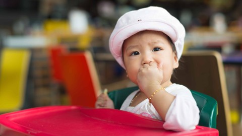 Ilustrasi bayi makan nanas. Foto: tratong/Shutterstock