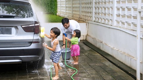 Ilustrasi anak dan orang tua mencuci mobil. Foto: Creativa Images/Shutterstock