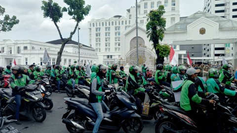 Aksi demo tolak BBM yang dilakukan ojek online di kantor Gubernur Sumut, Selasa (13/9/2022). Foto: Rahmat Utomo/kumparan