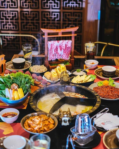 Bersantap hot pot autentik di Shu Gou Yin Xiang, Old Shanghai, Sedayu City, Kelapa Gading. Foto: Azalia Amadea/Kumparan