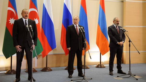Presiden Azerbaijan Ilham Aliyev, Presiden Rusia Vladimir Putin dan Perdana Menteri Armenia Nikol Pashinyan menyampaikan pernyataan bersama setelah pertemuan mereka di Sochi pada 26 November 2021. Foto: Mikhail Klimentyev/SPUTNIK/AFP