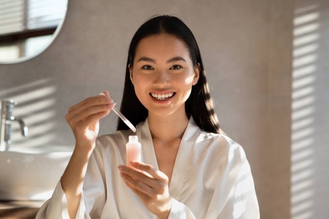 Ilustrasi Memakai Skincare untuk Atasi Bruntusan. Foto: Prostock-studio/Shutterstock