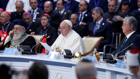 Paus Fransiskus berbicara dalam Kongres VII Pemimpin Dunia dan Agama Tradisional di Istana Kemerdekaan di Nur-Sultan, Kazakhstan, Rabu (14/9/2022). Foto: Remo Casilli/REUTERS