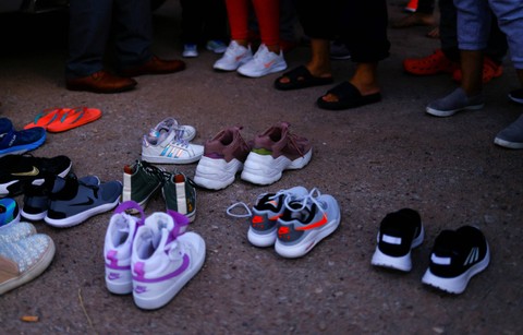 Imigran dari Venezuela berdiri dekat sepatu sumbangan di El Paso, Texas, Amerika Serikat, Selasa (13/9/2022). 
 Foto: Jose Luis Gonzalez/Reuters