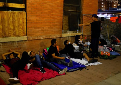 Imigran dari Venezuela beristirahat di stasiun bus Greyhound, El Paso, Texas, Amerika Serikat, Selasa (13/9/2022).    Foto: Jose Luis Gonzalez/Reuters
