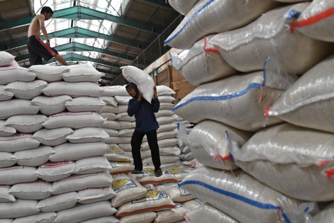 Pekerja memanggul karung berisi beras di Pasar Induk Cipinang, Jakarta, Rabu (14/9/2022). Foto: Aditya Pradana Putra/ANTARA FOTO