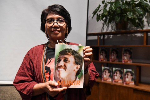 Penulis Buku Mencintai Munir yang juga istri dari aktivis HAM Munir Said Thalib, Suciwati menunjukan Buku Mencintai Munir saat peluncurannya di Jakarta, Rabu (14/9/2022). Foto: Hafidz Mubarak A/ANTARA FOTO